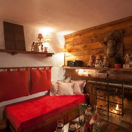 Domek alpejski Dandy Agoriani-chalet Orelia-fireplace